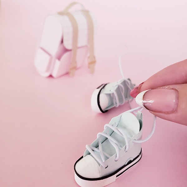 MINIATURA ZAPATILLA Y MOCHILA